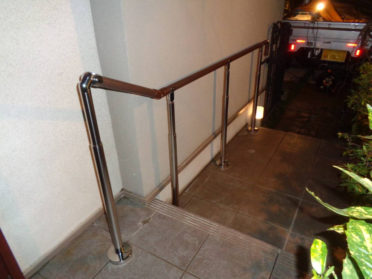 世田谷区にて玄関ポーチに手すりを取り付けました。