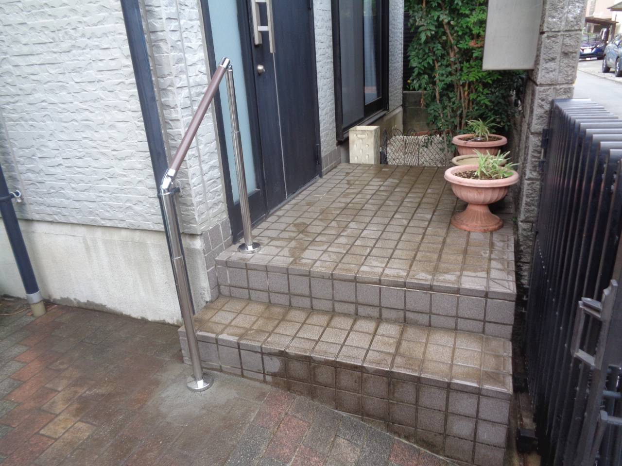 世田谷区にて住宅改修で外階段に手すりを取り付けました。