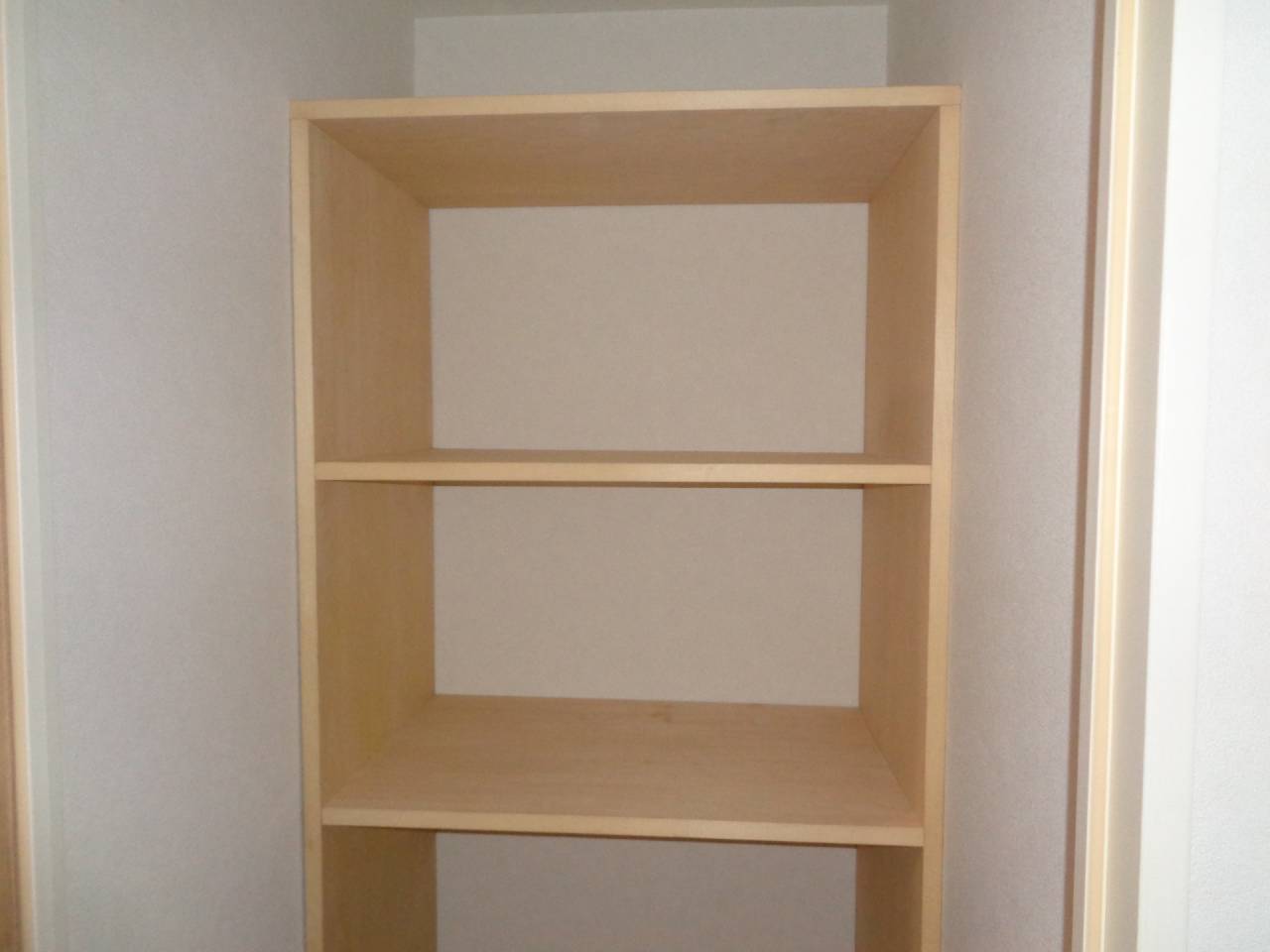 収納に棚板を新設致しました。